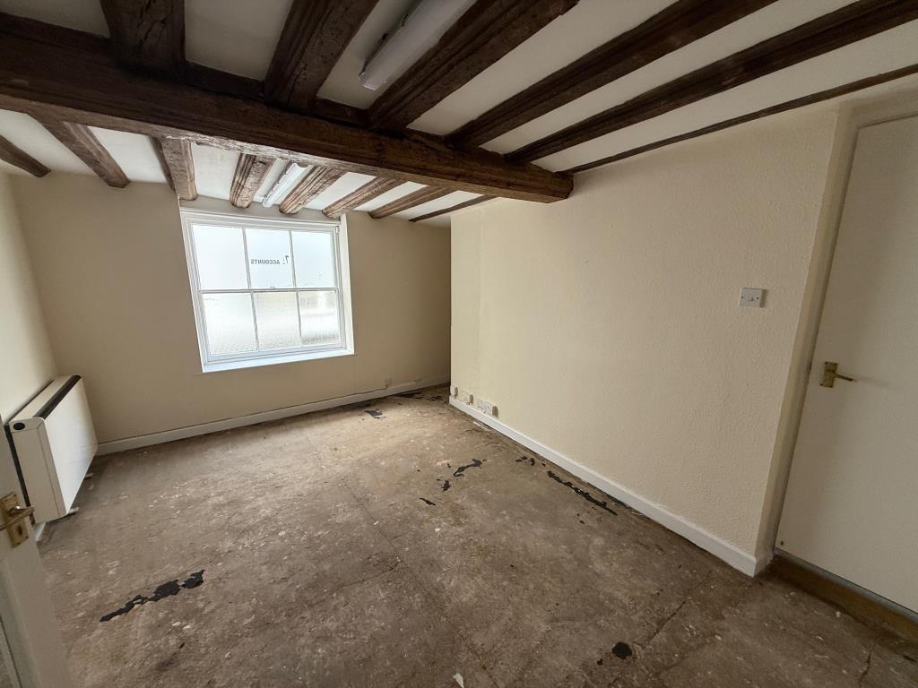 Lot: 61 - TENANTED GROUND FLOOR SHOP WITH VACANT OFFICE ABOVE - 40 Burkitts Lane - Ground floor office with kitchenette